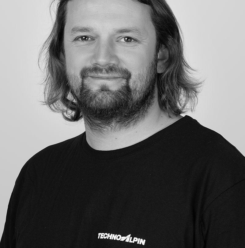 Schwarz-Weiß-Porträt von Tadeusz Czapla mit langen Haaren und Vollbart, TechnoAlpin T-Shirt