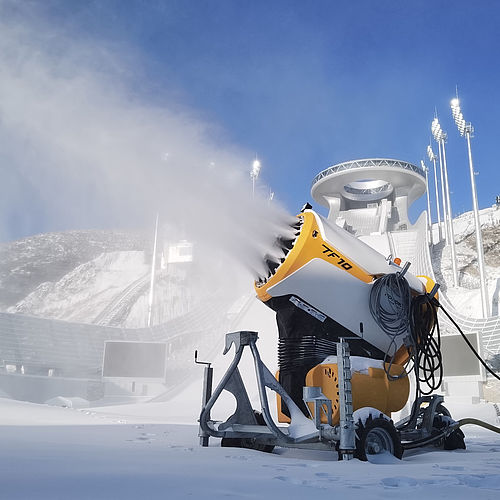 TechnoAlpin TF10 Schneeerzeuger beschneit das beleuchtete Olympia-Skisprungstadion Peking 2022