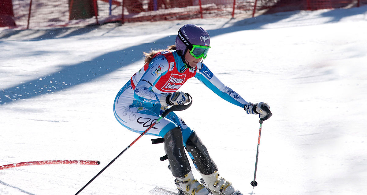 Skirennläuferin im Slalom auf einer mit TechnoAlpin beschneiten Rennpiste