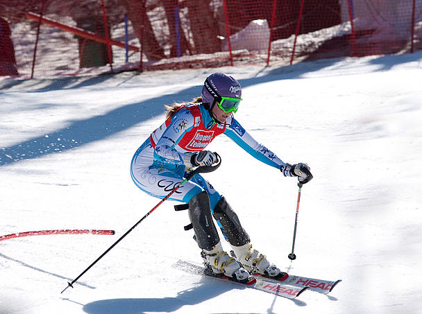 Skirennläuferin im Slalom auf einer mit TechnoAlpin beschneiten Rennpiste