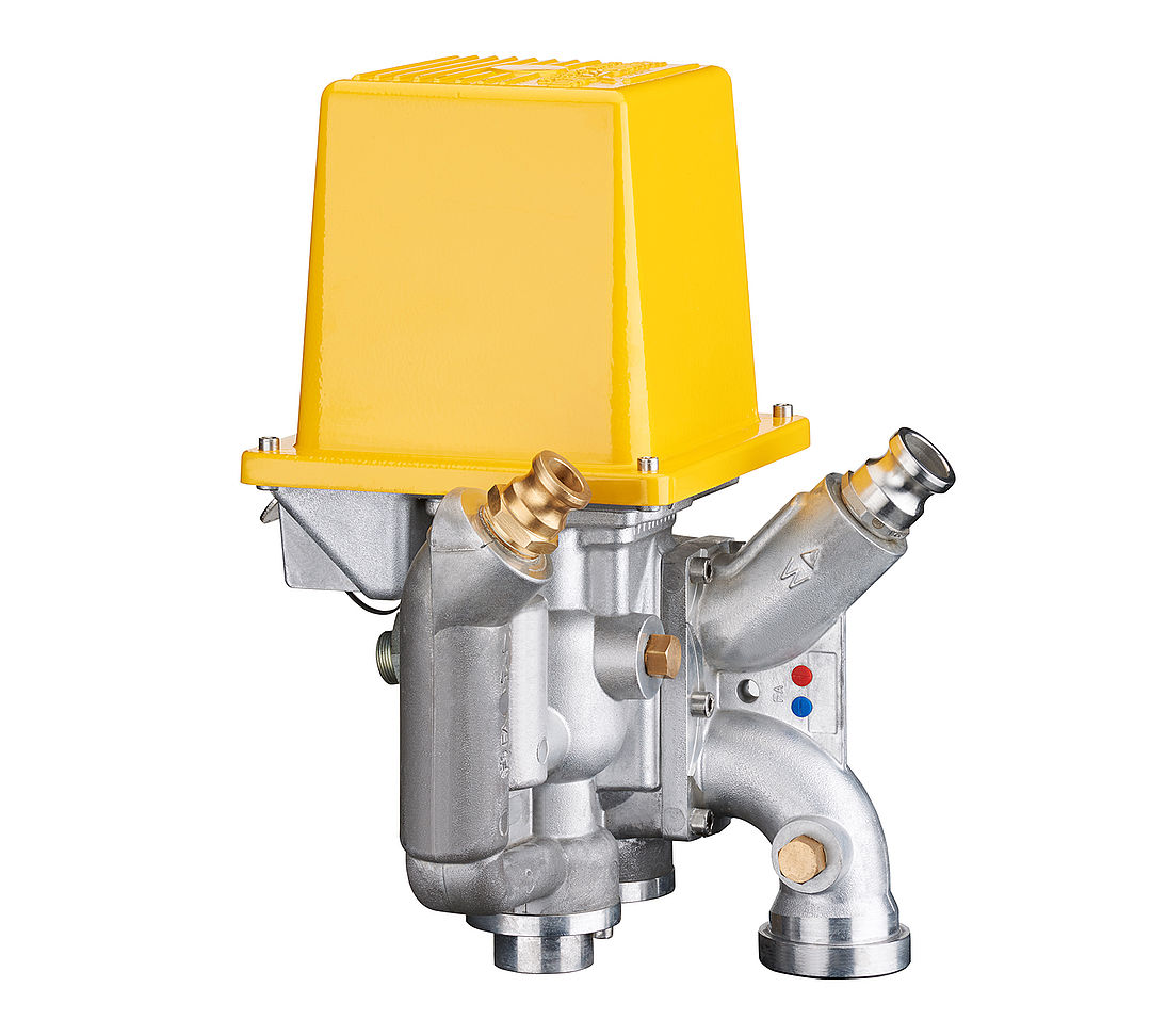 Pumpenblock mit gelber Schutzhaube einer TechnoAlpin Beschneiungseinheit
