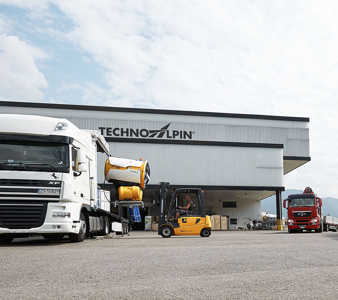 TechnoAlpin Firmenzentrale mit Verladung von Schneekanonen auf LKW
