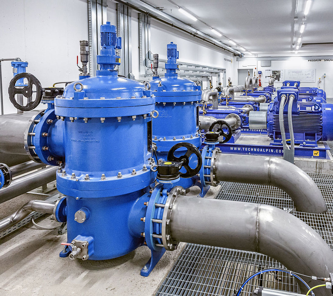 Pumpstation einer TechnoAlpin Beschneiungsanlage mit blauen Filtern und Rohrleitungen