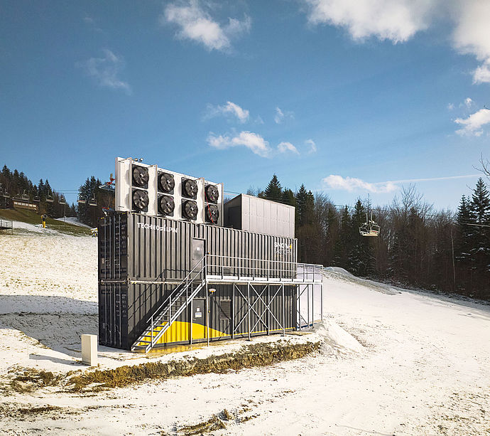 TechnoAlpin SnowFactory Container mit Ventilatoren auf verschneiter Skipiste