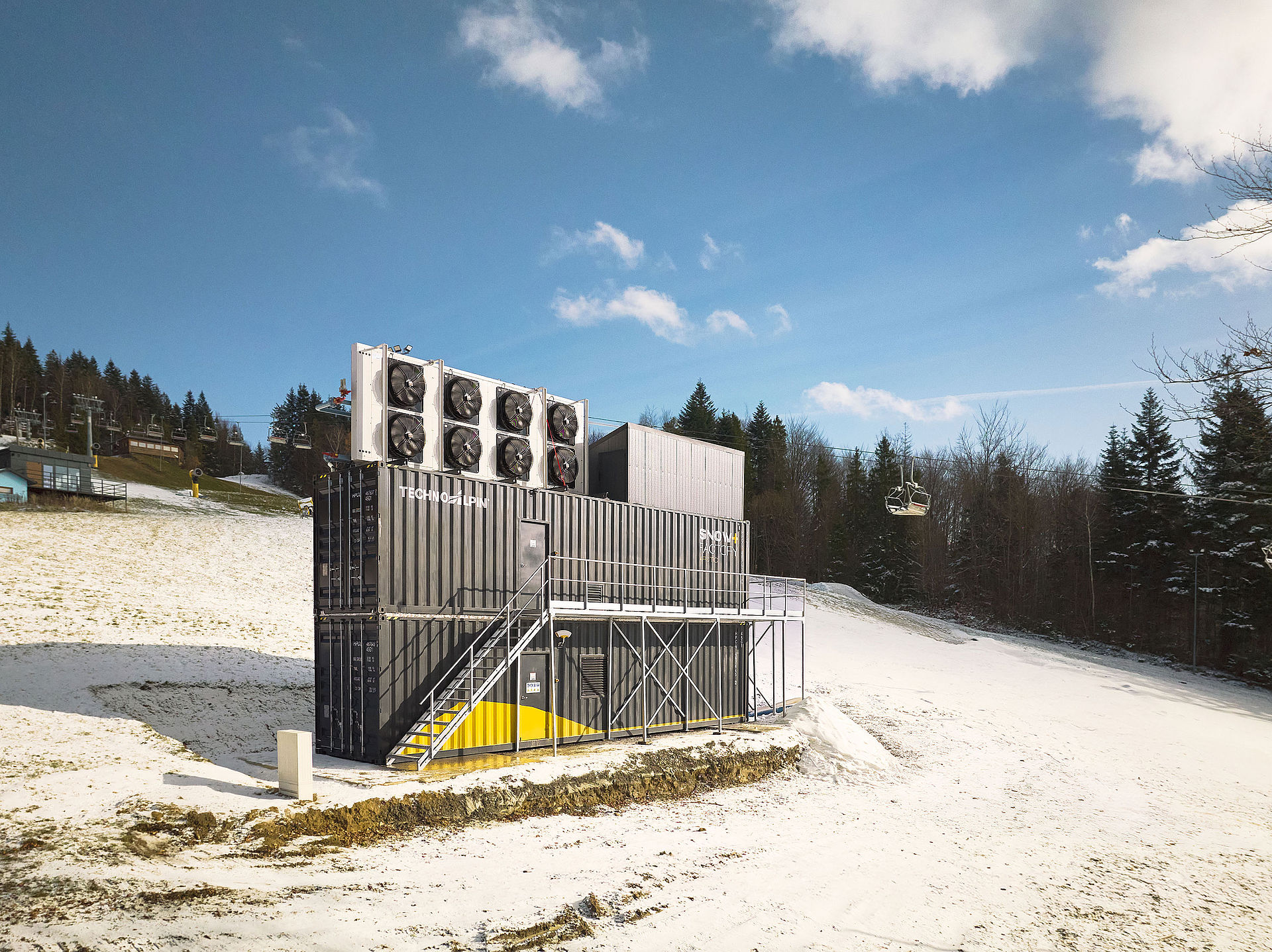 TechnoAlpin SnowFactory Container mit Ventilatoren auf verschneiter Skipiste