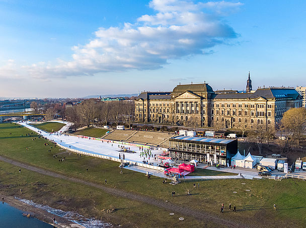 Mobile Eisbahn am Elbufer in Dresden mit Beschneiungslösung von TechnoAlpin