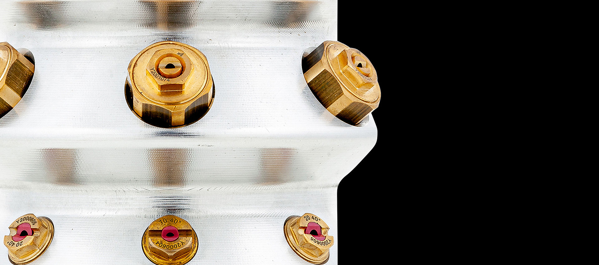 Detailansicht der Messingdüsen und Nukleatoren eines TechnoAlpin Schneeerzeugers