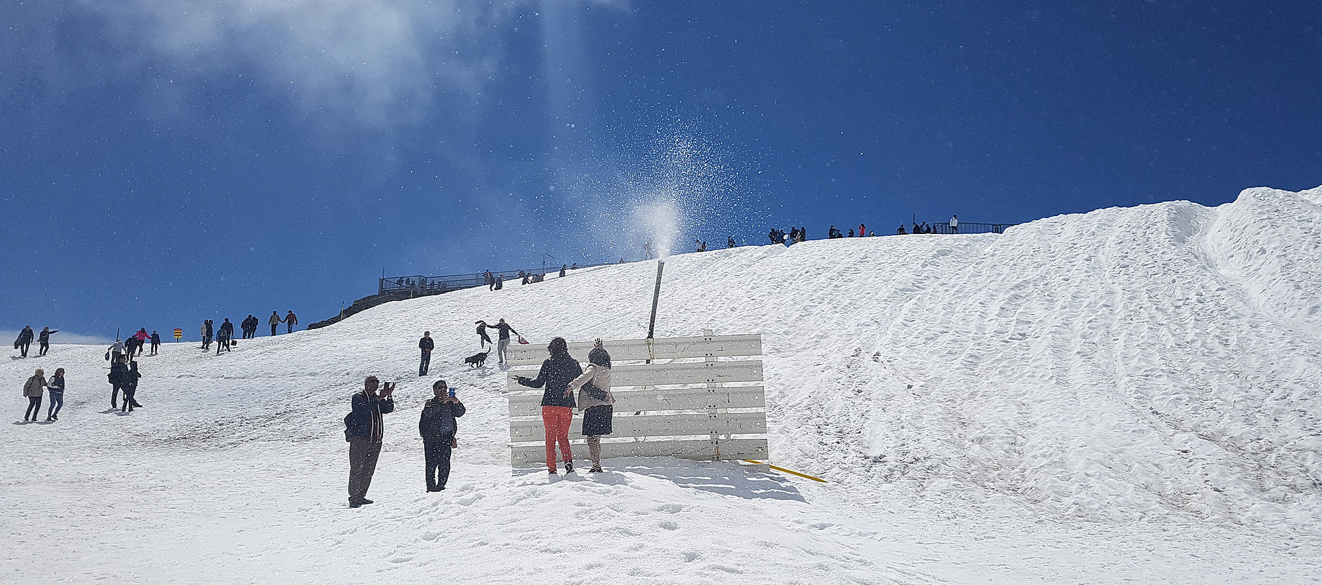 Schneeerzeugung mit SnowFactory von TechnoAlpin bei warmen Temperaturen