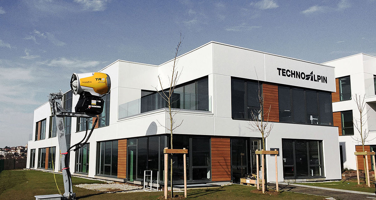 TechnoAlpin Niederlassung Frankreich mit Propellermaschine TR vor modernem Gebäude