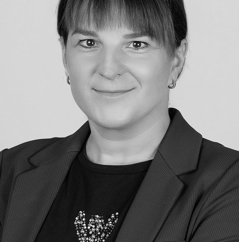 Zuzana Holášová, TechnoAlpin Mitarbeiterin, Portrait mit warmem Lächeln, dunklem zurückgekämmten Haar und schwarzem Blazer