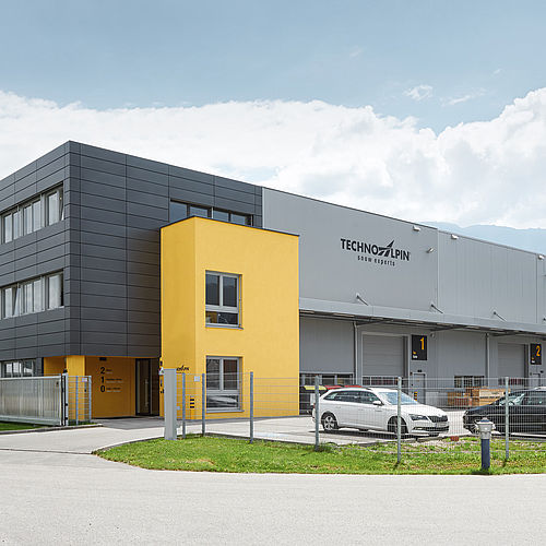 TechnoAlpin Produktionsgebäude mit gelber Fassade am Firmensitz in Bozen