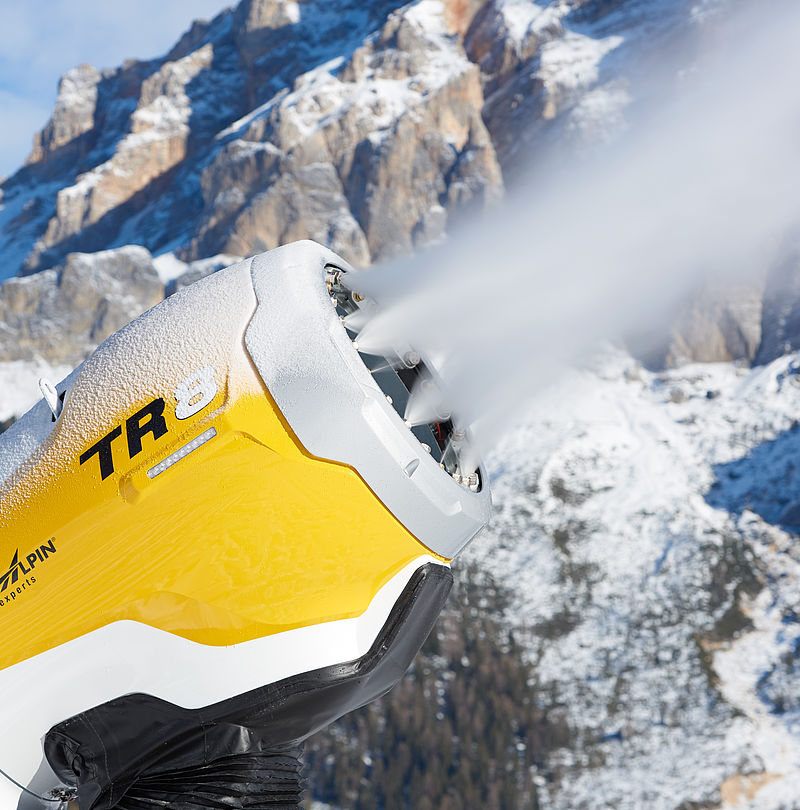TechnoAlpin TR8 Propellerschneeerzeuger in Aktion vor markanter Dolomitenkulisse