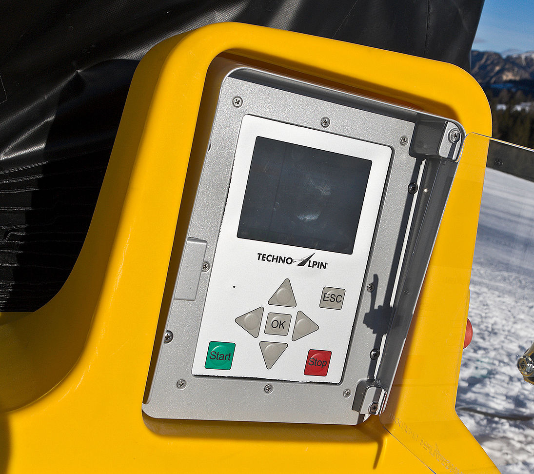 Pannello di controllo TechnoAlpin con display e pulsanti start-stop sul generatore