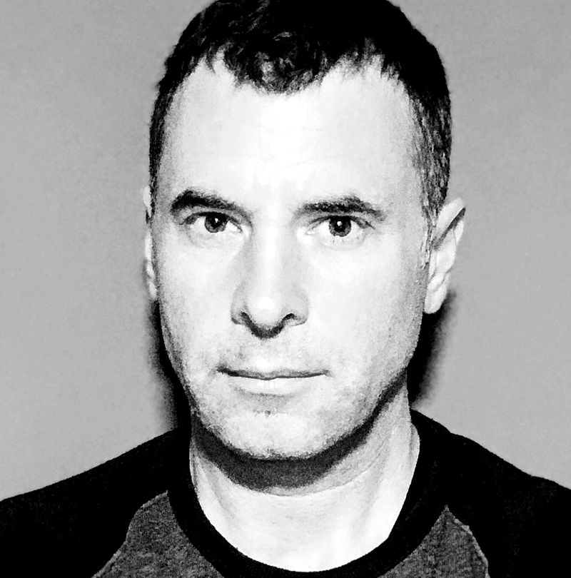 Gregor Vehovec, TechnoAlpin Mitarbeiter, Schwarz-Weiß-Portrait mit dunklem kurzem Haar und ernstem Ausdruck in grauem Shirt