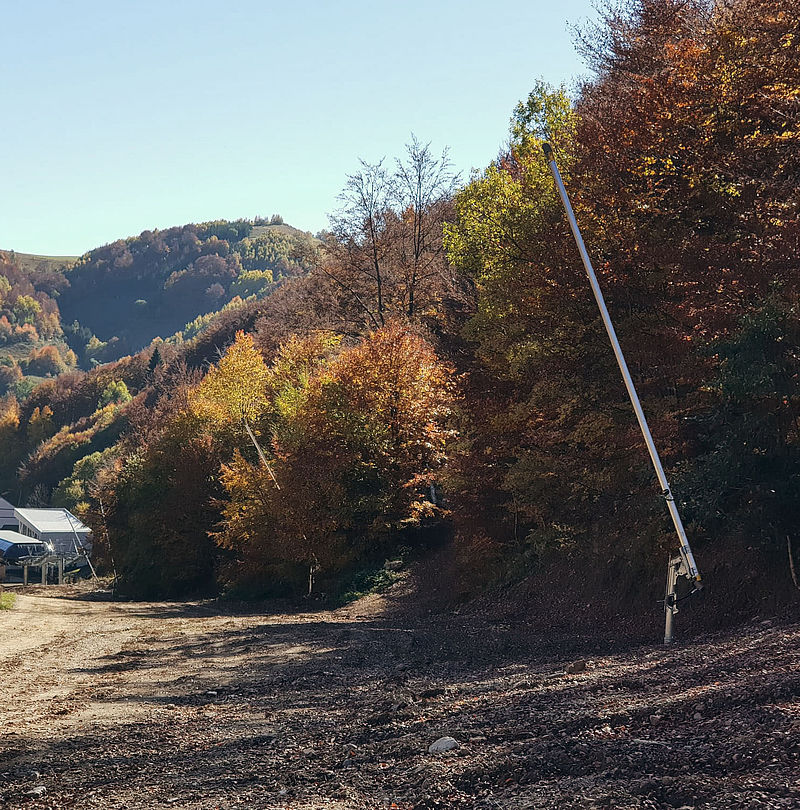 Vista autunnale di lancia neve lungo strada sterrata con foglie autunnali al Kopaonik Serbia