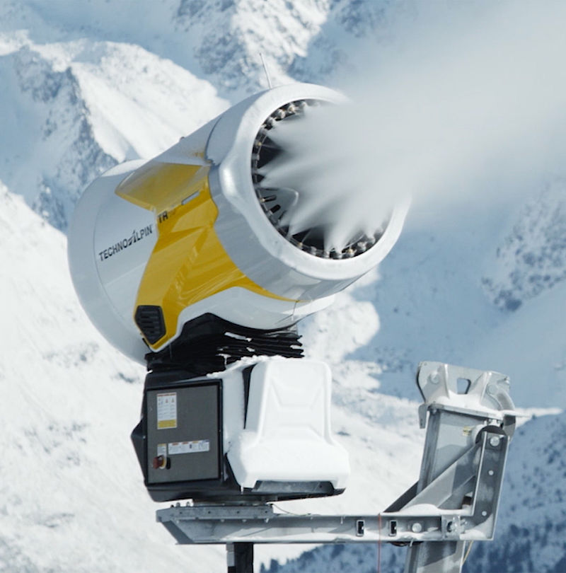 TechnoAlpin Propellermaschine TR im Einsatz im verschneiten Bergpanorama