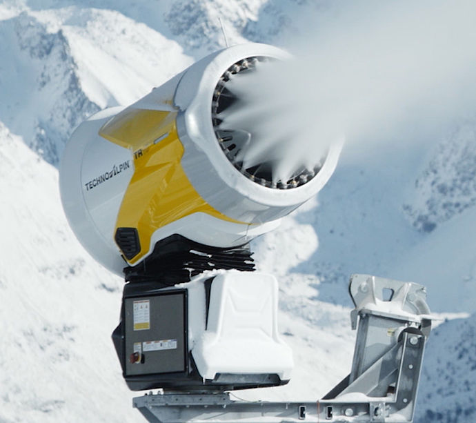 TechnoAlpin Propellermaschine TR im Einsatz im verschneiten Bergpanorama