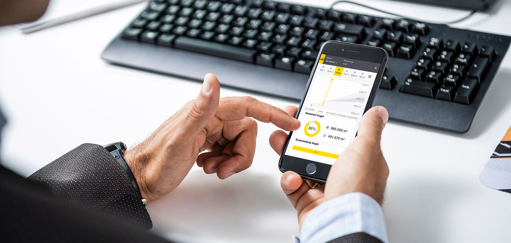 Using SNOWMASTER app on smartphone at workplace