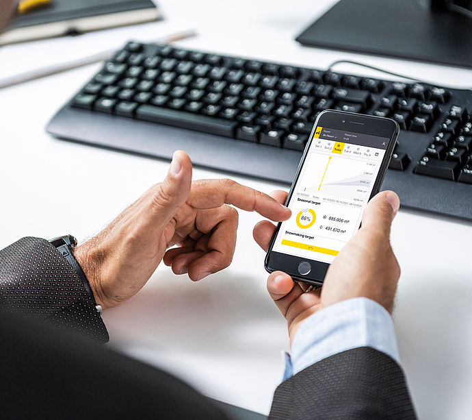 Bedienung der SNOWMASTER App auf dem Smartphone am Arbeitsplatz