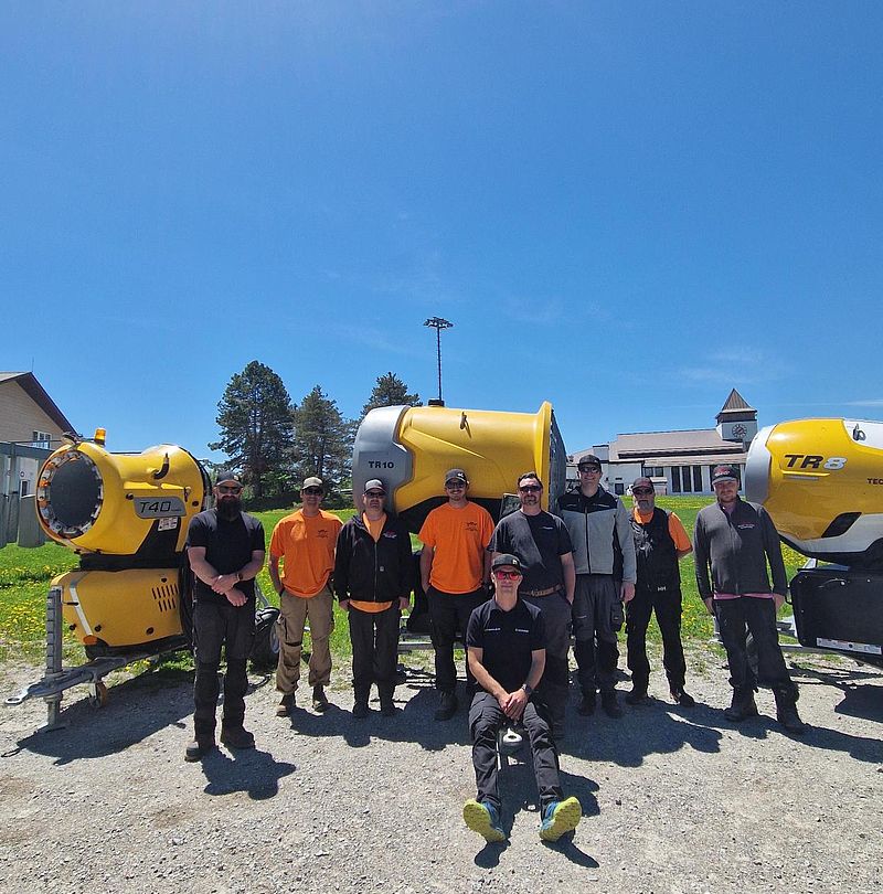 [Translate to USA:] Group photo of the Academy on Tour at Mount St. Louis Moonstone Ski Resort in front of various TR and T snow producers