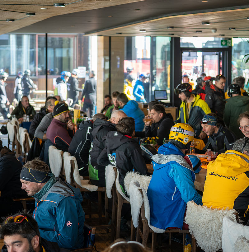 Volles Restaurant mit Gästen in Skikleidung bei TechnoAlpin Präsentation