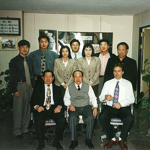 TechnoAlpin Team in koreanischer Niederlassung, Gruppenfoto im Büro
