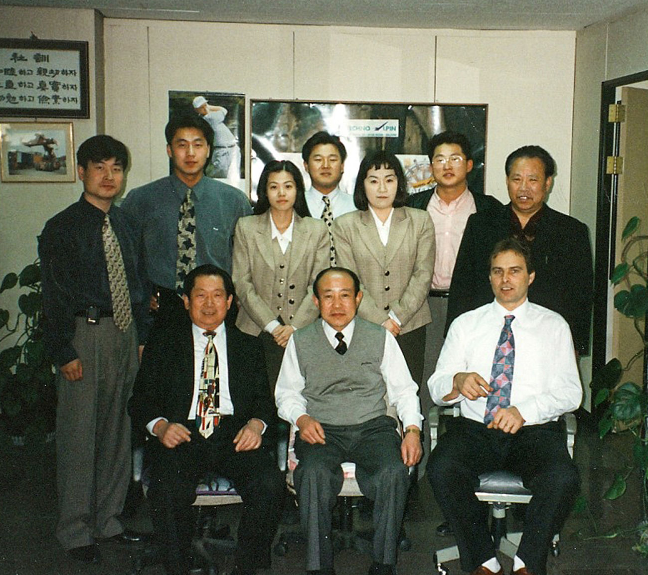 TechnoAlpin Team in koreanischer Niederlassung, Gruppenfoto im Büro