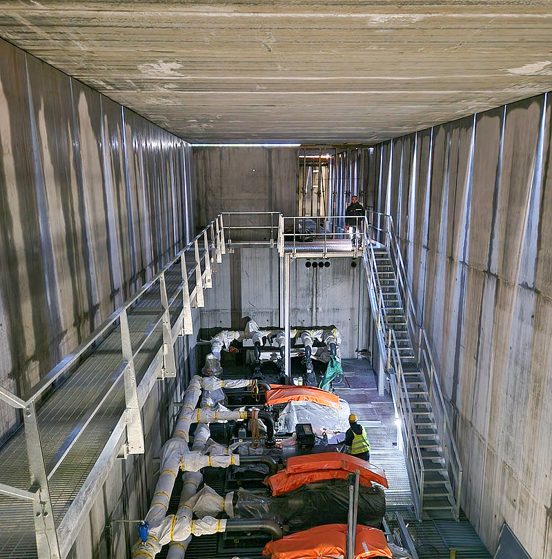 Maschinenraum mit Pumpen, isolierten Rohrleitungen und Arbeitssteg