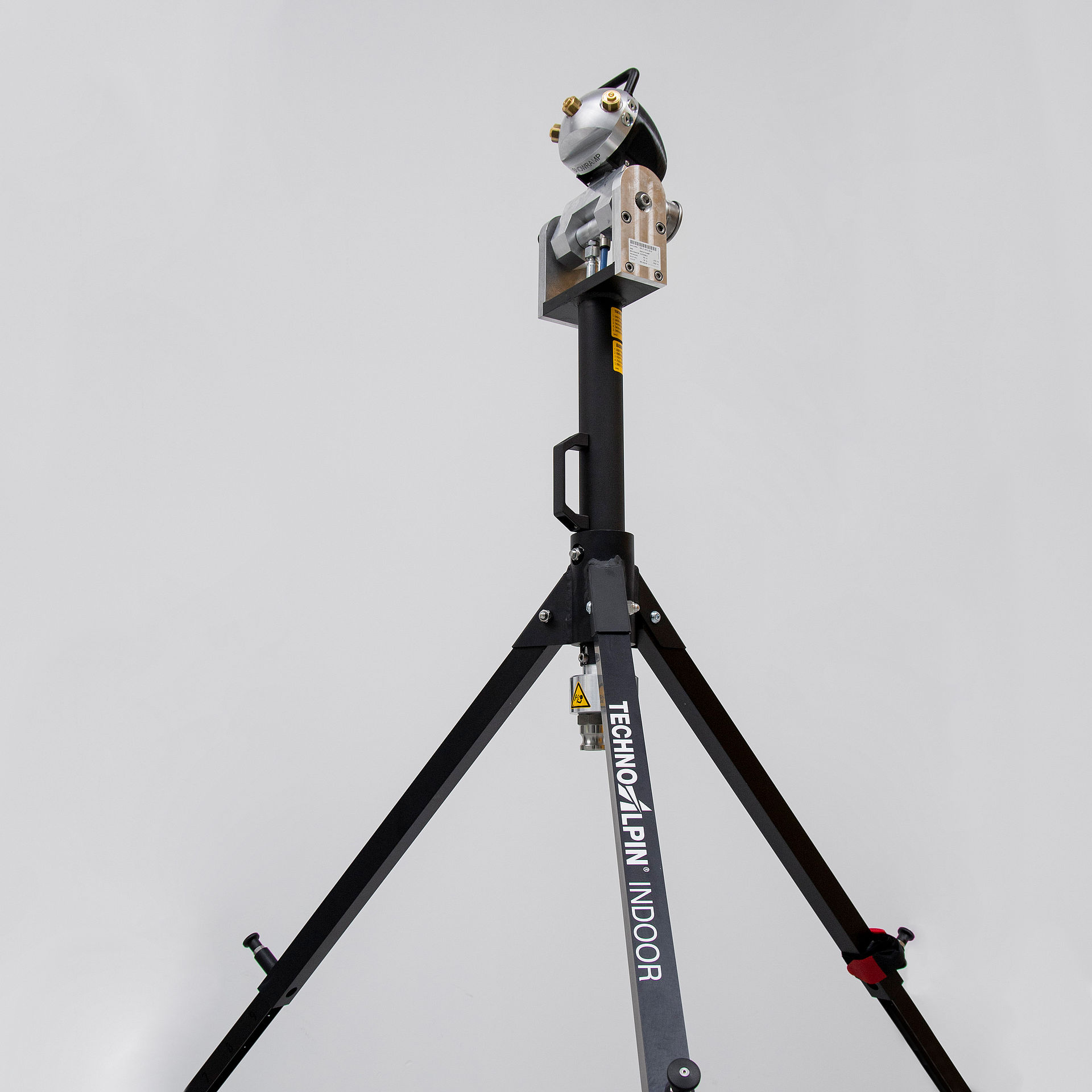 Générateur de neige TechnoAlpin Indoor sur trépied noir devant fond neutre.