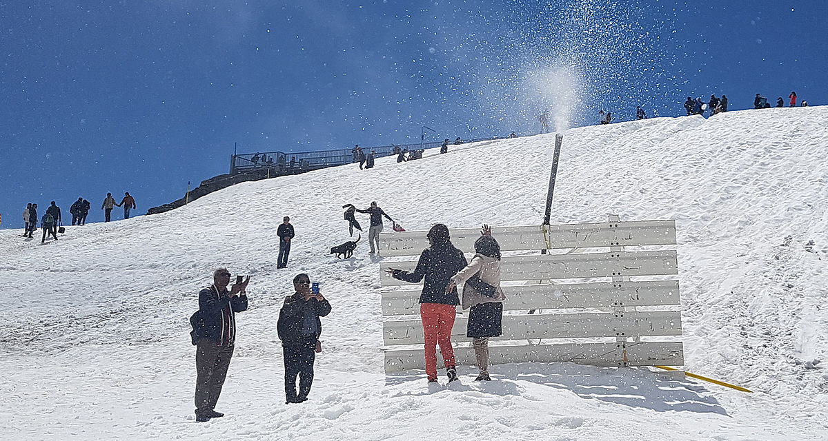 Besucher erleben Sommerschnee dank SnowFactory von TechnoAlpin bei Plusgraden