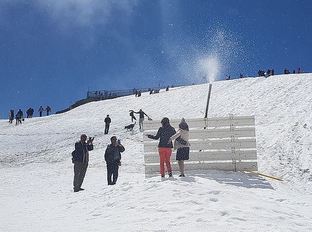 Besucher erleben Sommerschnee dank SnowFactory von TechnoAlpin bei Plusgraden