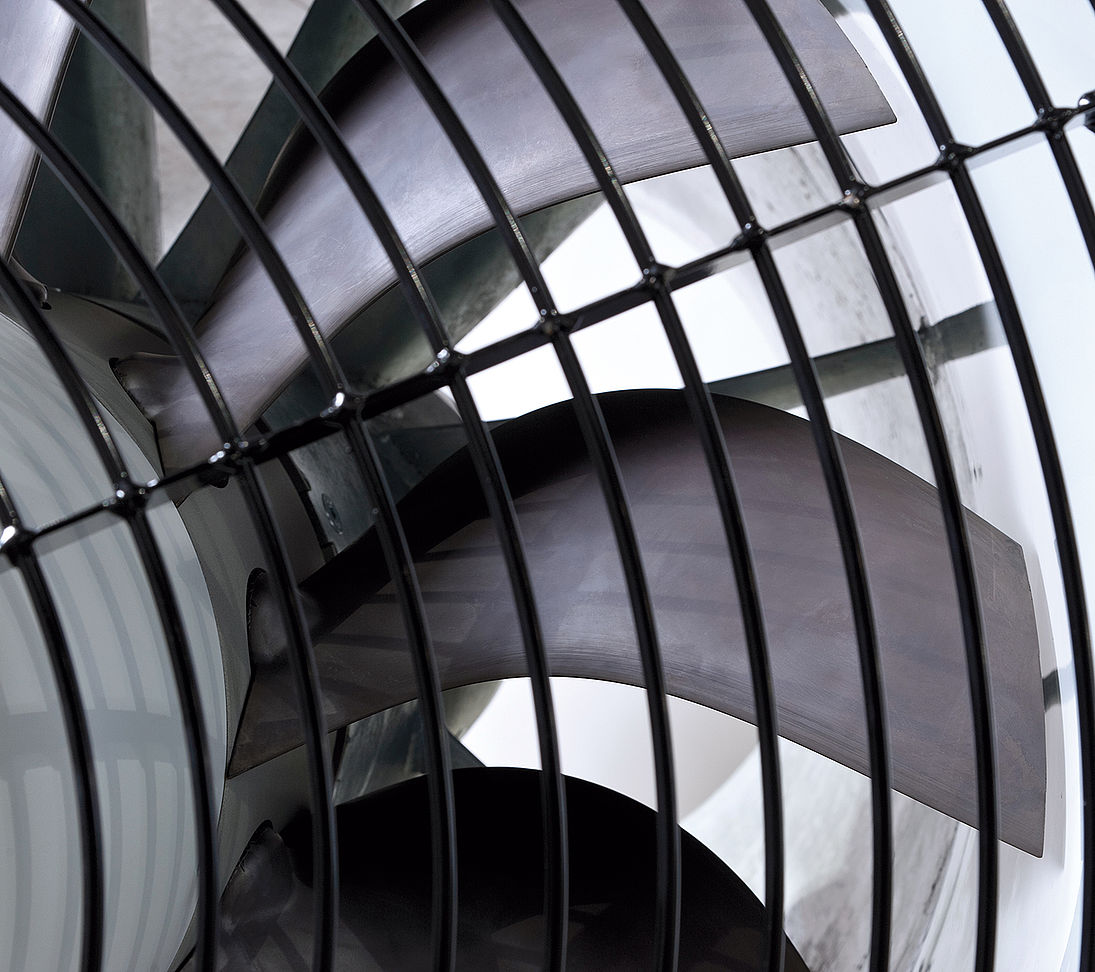 Vue détaillée des pales d'hélice et grille de protection d'un enneigeur TechnoAlpin