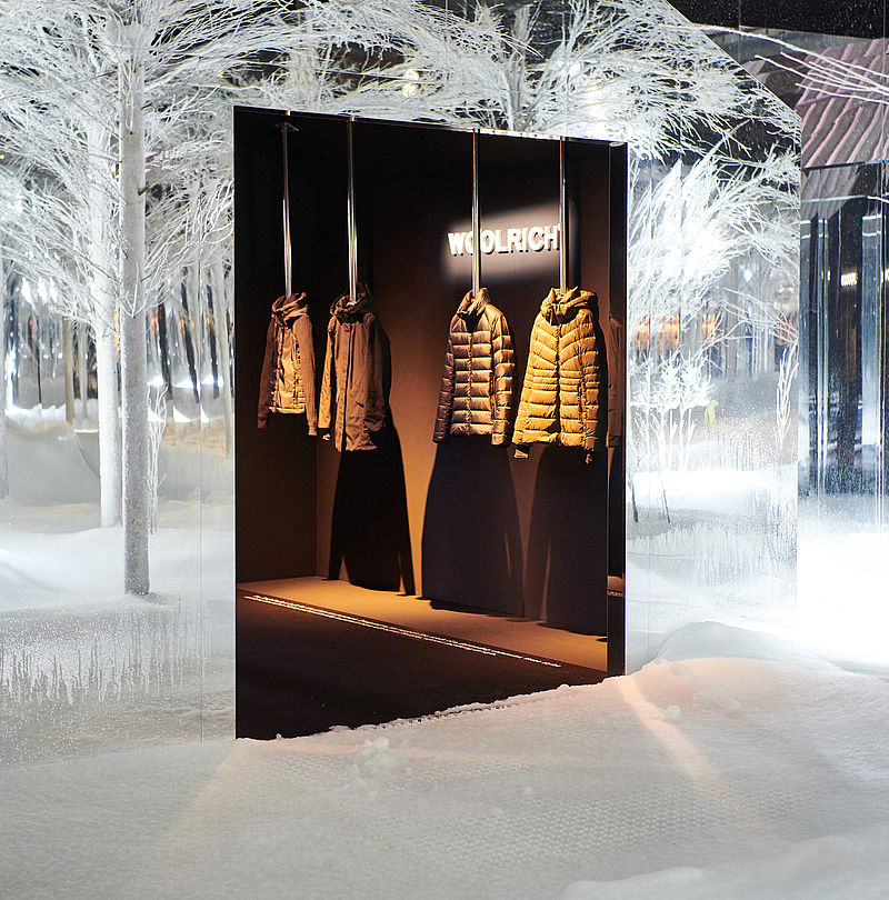 Woolrich Jackenpräsentation im verschneiten Indoor-Winterwald mit TechnoAlpin SNOWROOM
