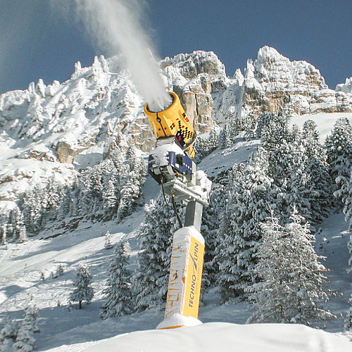TechnoAlpin M20 Schneekanone in Aktion vor verschneiter Dolomiten-Kulisse
