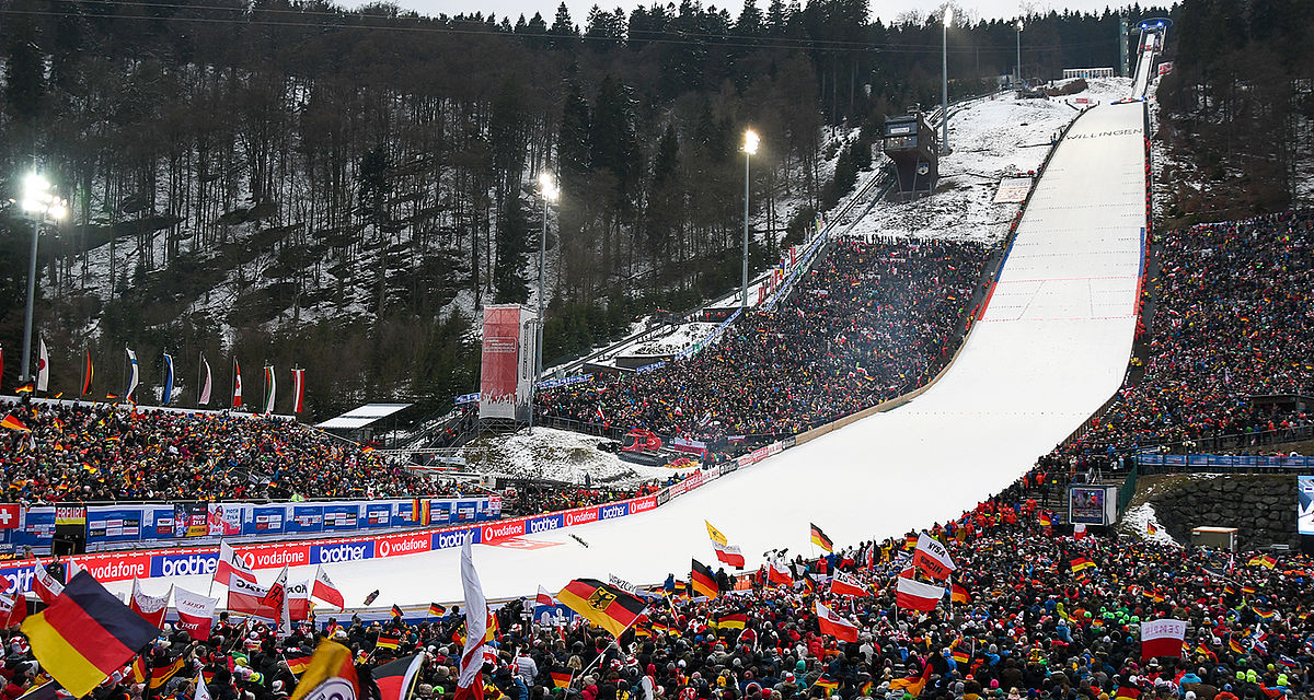 Skisprungschanze in Willingen mit Zuschauermenge und Beschneiung durch TechnoAlpin