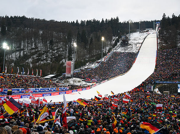Skisprungschanze in Willingen mit Zuschauermenge und Beschneiung durch TechnoAlpin