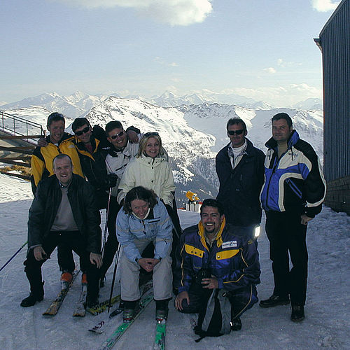 TechnoAlpin Mitarbeiterteam beim Skitag in den verschneiten Bergen