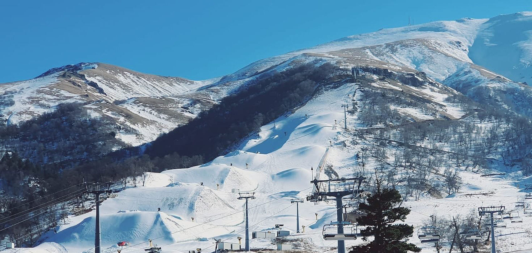 Bakuriani Géorgie : canons TechnoAlpin enneigent les pistes de ski, panorama montagneux