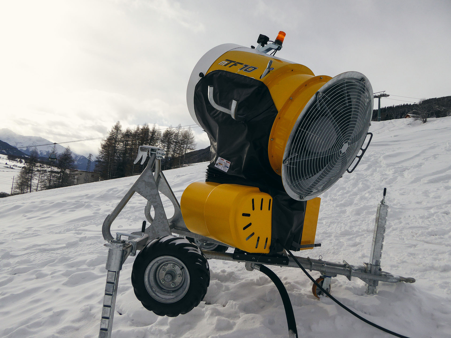 Vue arrière de l'enneigeur mobile TechnoAlpin MTF 10 avec ventilateur sur piste enneigée