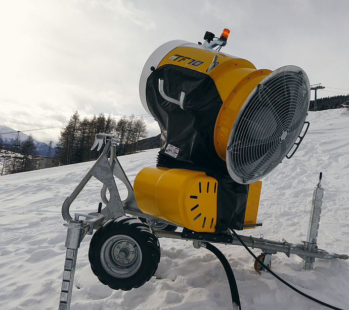 Vue arrière de l'enneigeur mobile TechnoAlpin MTF 10 avec ventilateur sur piste enneigée