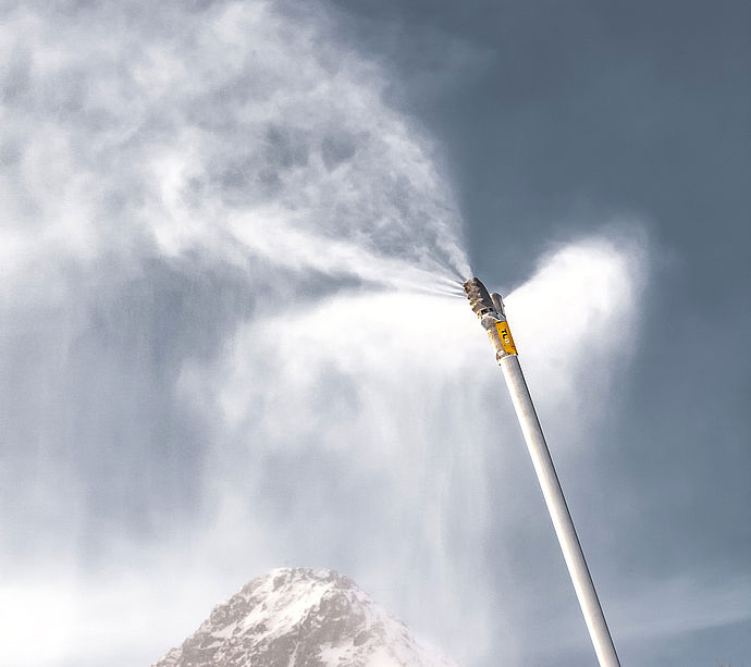 TL8 Double Schneilanze in Hochformat mit Schneenebel vor verschneitem Berggipfel