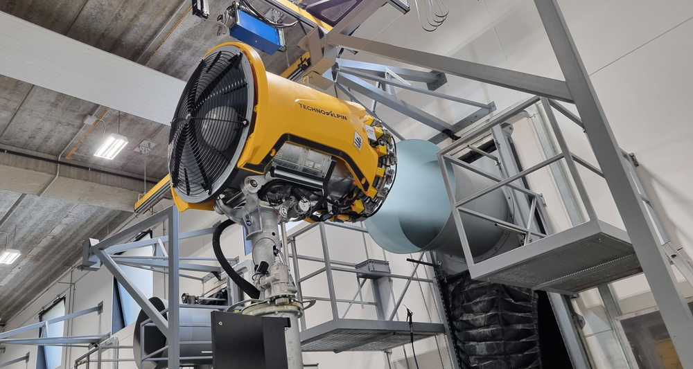 Gelbe TechnoAlpin Propeller-Schneekanone in Test- und Produktionshalle mit Stahlkonstruktion