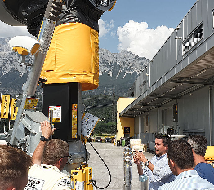 Innevatore a elica giallo TT10 di TechnoAlpin a Volders con panorama montano del Karwendel
