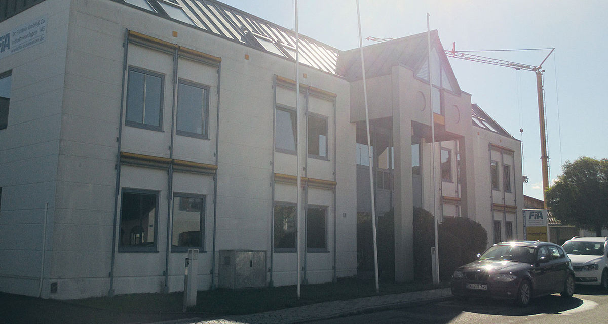 TechnoAlpin Niederlassung Deutschland Bürogebäude mit Fahnenmasten
