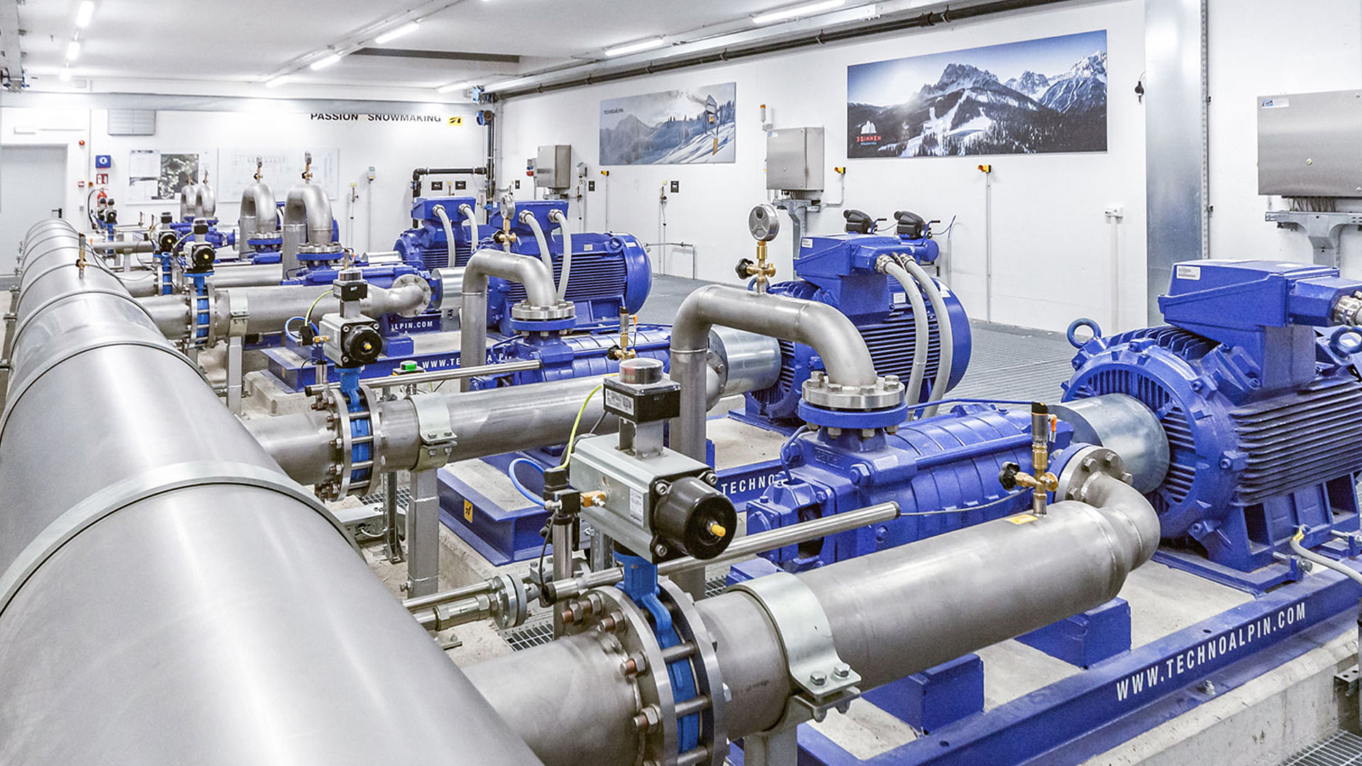 Pumpstation einer TechnoAlpin Beschneiungsanlage mit blauen Hochdruckpumpen