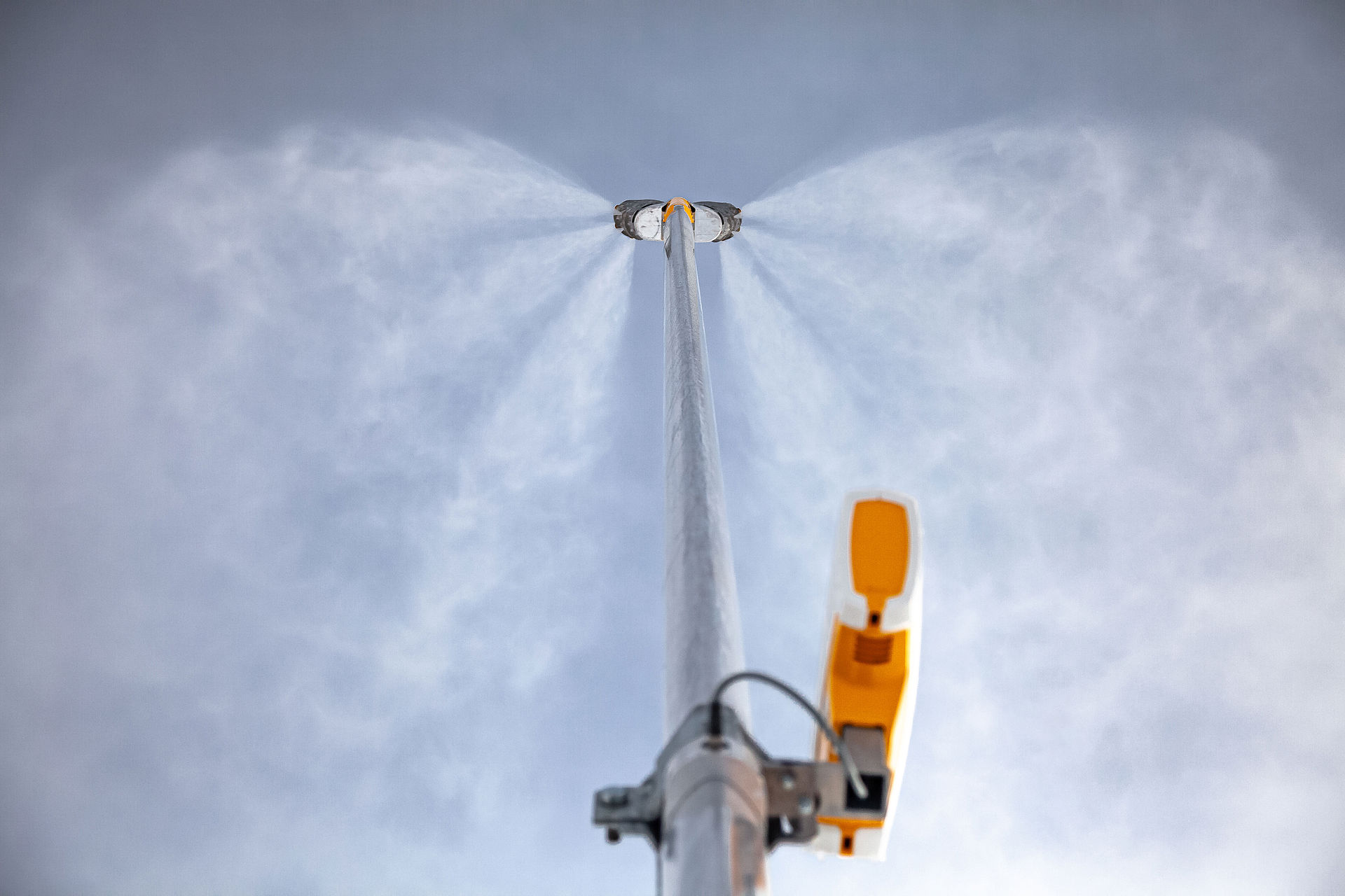 TL8 Double Schneilanze von unten mit symmetrischem Sprühnebel beider Düsenköpfe