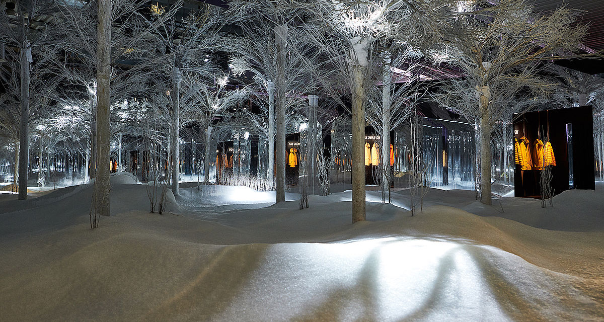 Stimmungsvoller verschneiter Indoor-Winterwald realisiert mit TechnoAlpin SNOWROOM