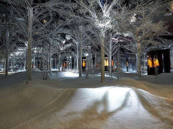 Stimmungsvoller verschneiter Indoor-Winterwald realisiert mit TechnoAlpin SNOWROOM