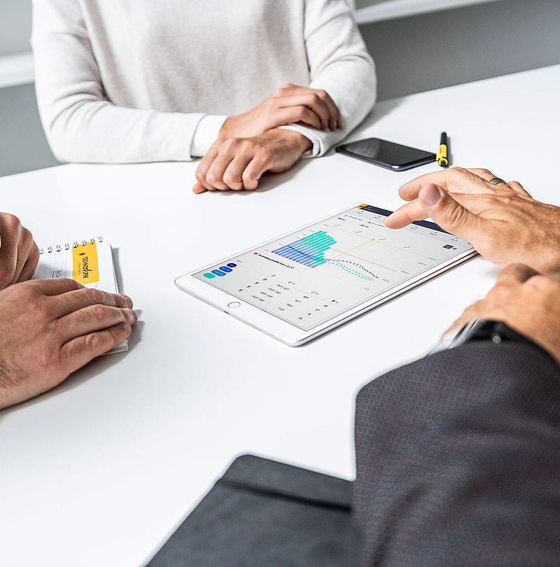 Besprechung mit Tablet zur Analyse der Beschneiungsdaten