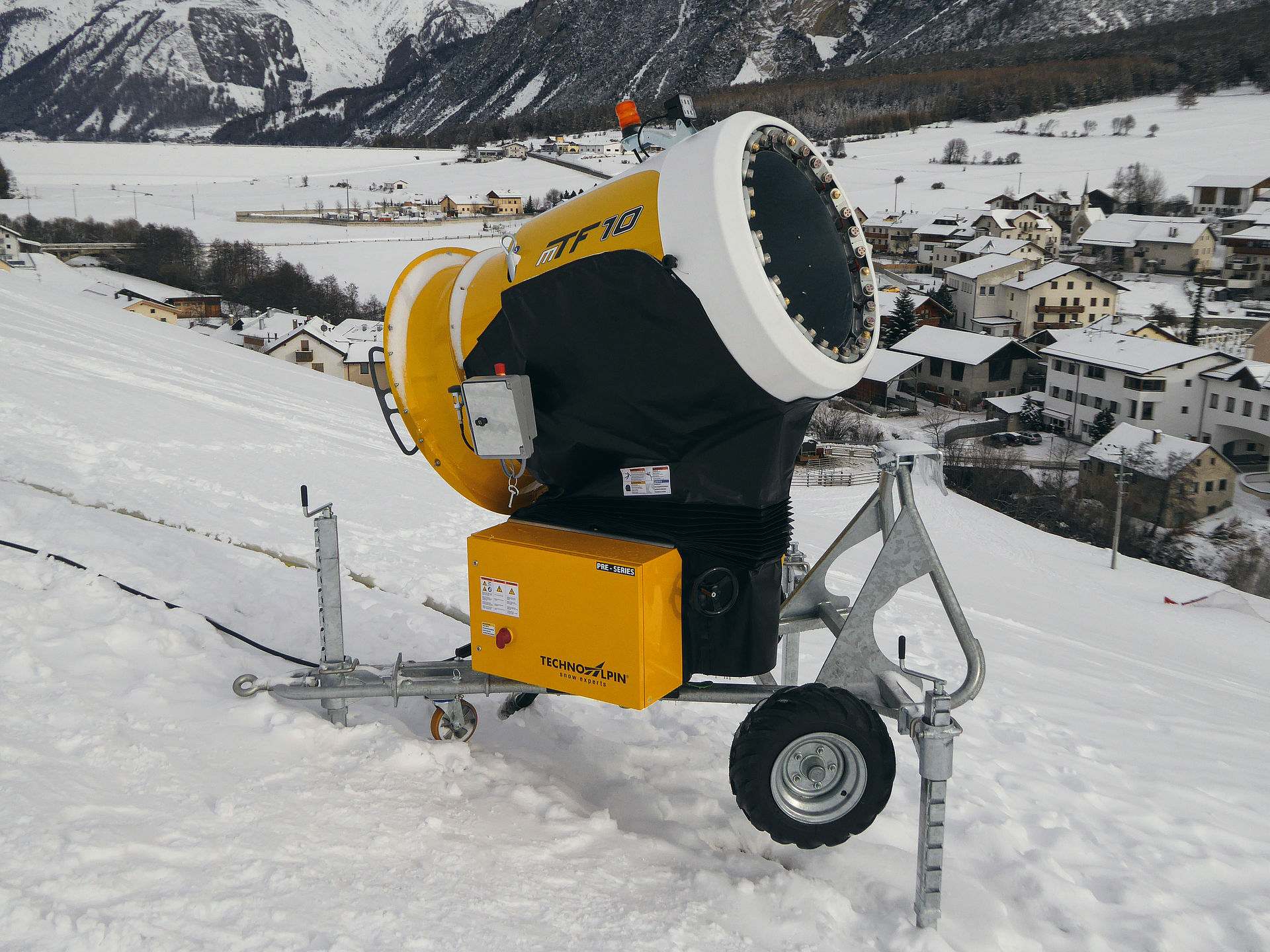 Enneigeur mobile TechnoAlpin MTF 10 sur chariot prêt à l'emploi sur piste